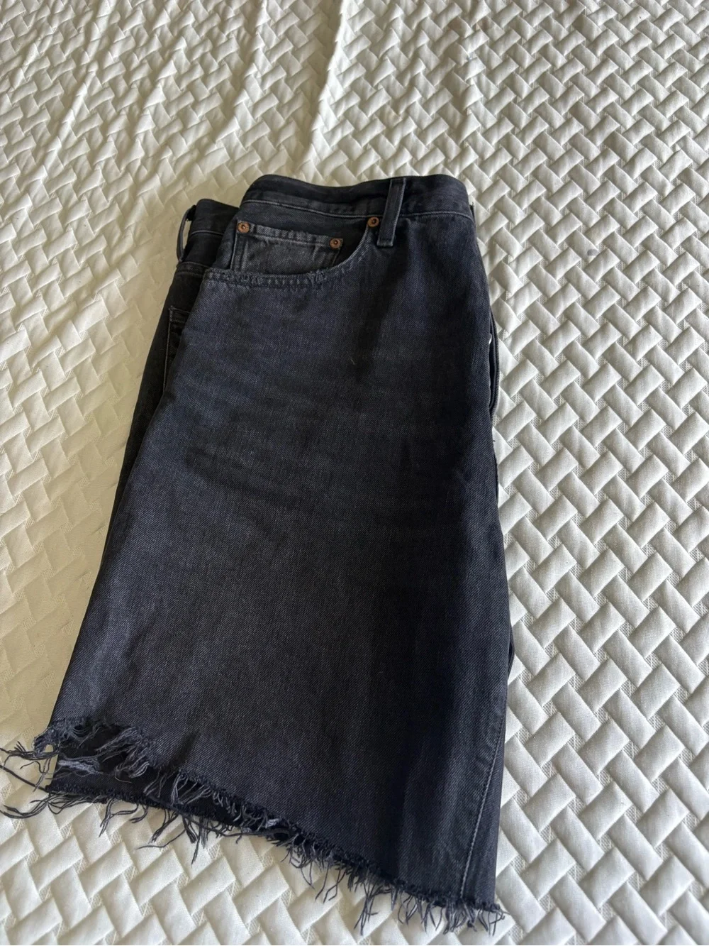 Agolde Indra shorts in black denim - Picture 8 of 9